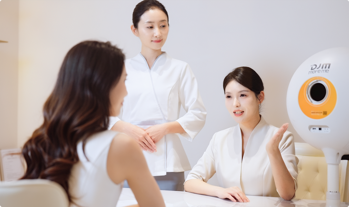 扎根匠心 - 美容师为顾客服务的场景